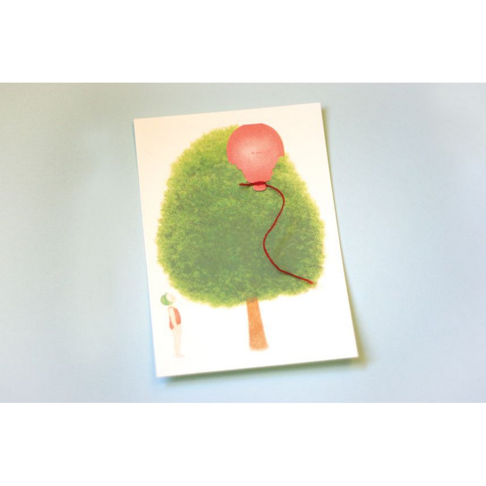 Postkarte To you mit gruenen Baum und Jungen der zum roten Ballon im Baum aufschaut. Der Ballon ist eine Mini Klappkarte mit roter Schnur.